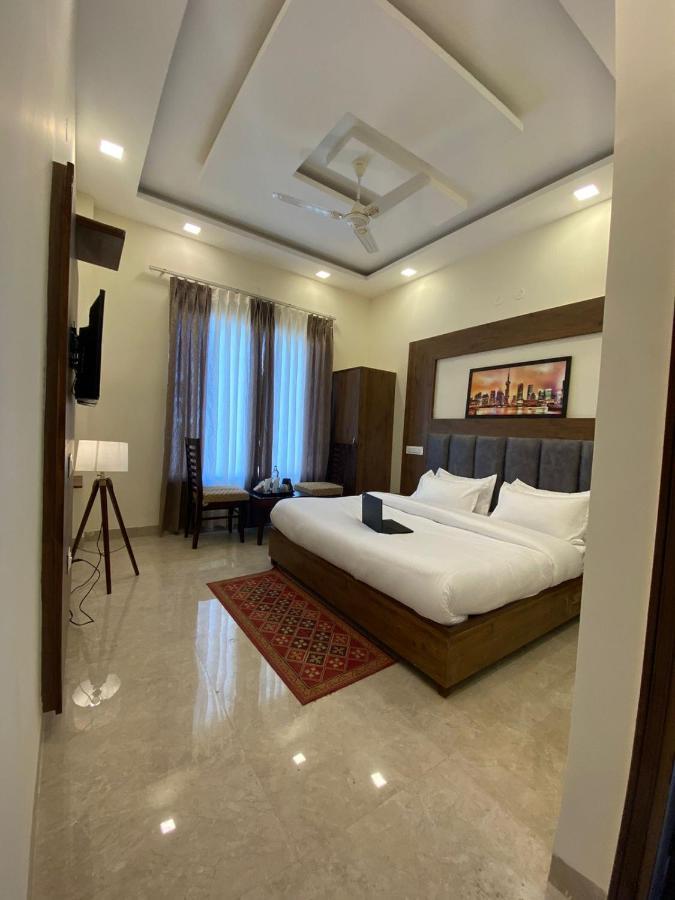 Hotel Hollywood Zirakpur Chandigarh - Family Hotel Dış mekan fotoğraf