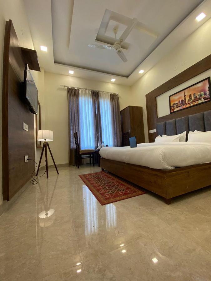 Hotel Hollywood Zirakpur Chandigarh - Family Hotel Dış mekan fotoğraf