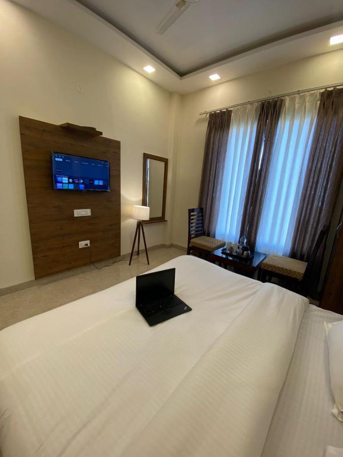 Hotel Hollywood Zirakpur Chandigarh - Family Hotel Dış mekan fotoğraf